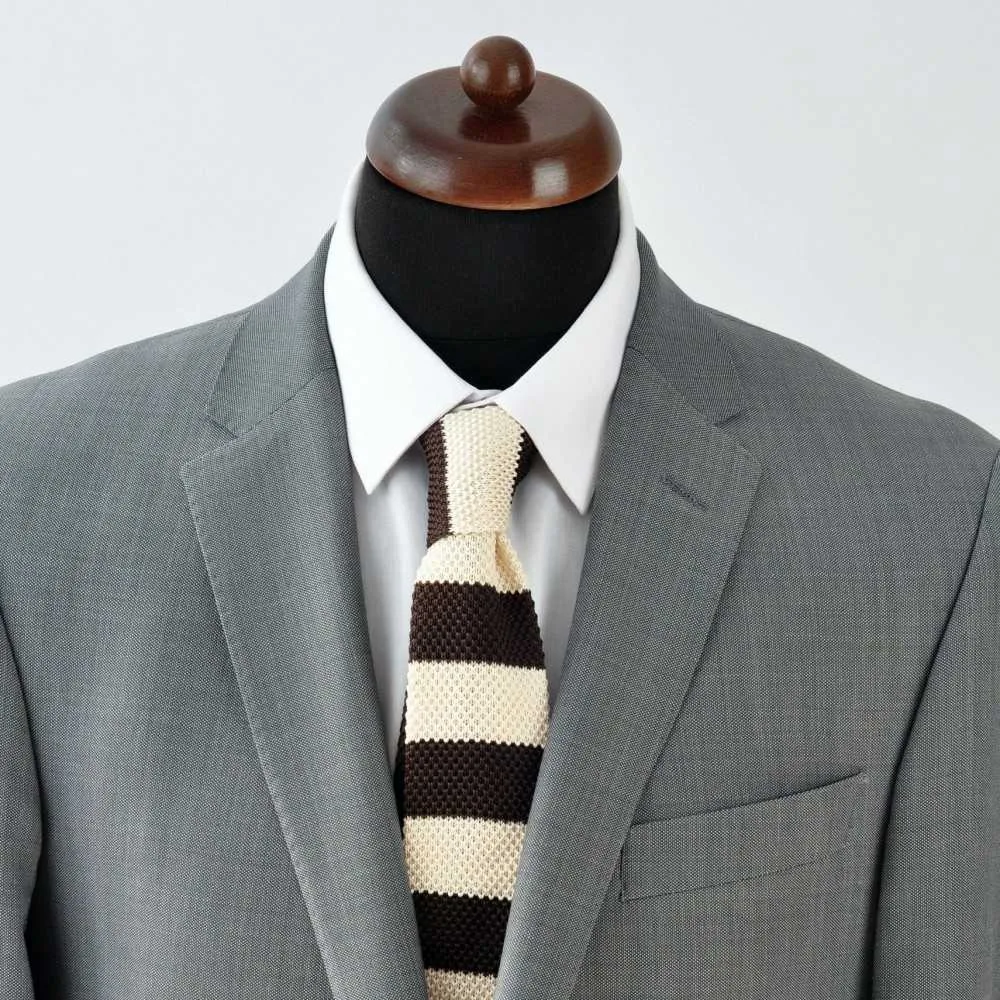 CRAVATE TRICOT MARRON ET BEIGE À RAYURES. BOUT CARRÉ. – Image 4