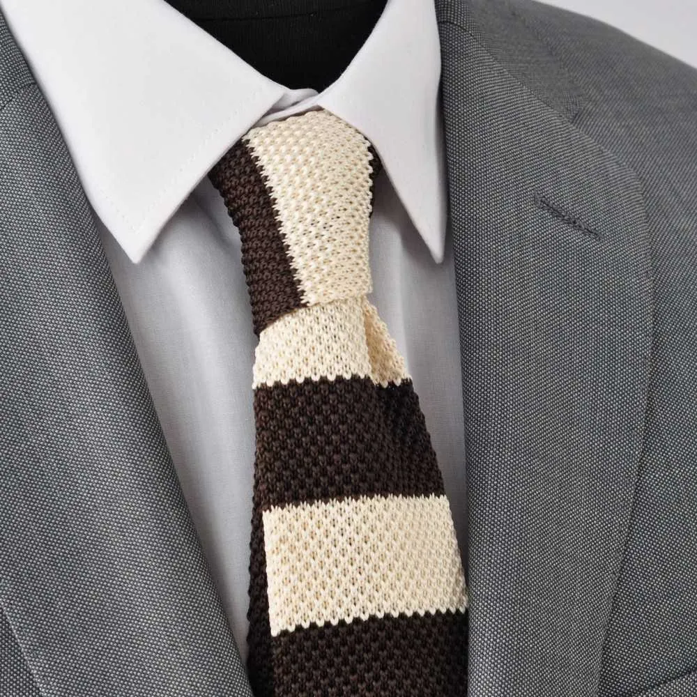 CRAVATE TRICOT MARRON ET BEIGE À RAYURES. BOUT CARRÉ. – Image 5