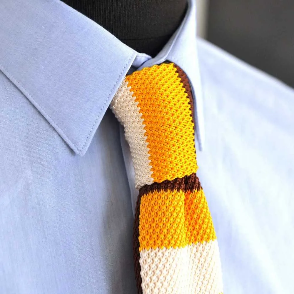 CRAVATE TRICOT MARRON, JAUNE ET BEIGE. BOUT CARRÉ. – Image 5