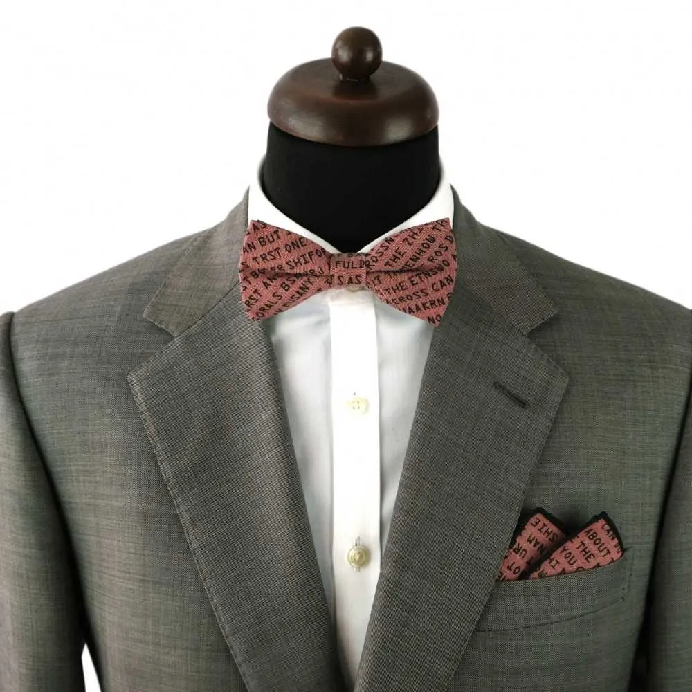 ENSEMBLE NOEUD PAPILLON ET POCHETTE HOMME EN COTON AVEC ÉCRITURE. ROUGE – Image 3